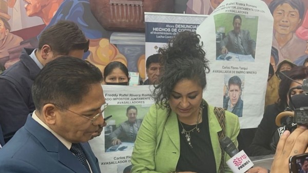 Mónica Palenque y dirigentes comunales presentaron denuncia en el Ministerio de Justicia. Foto: Facebook Justicia