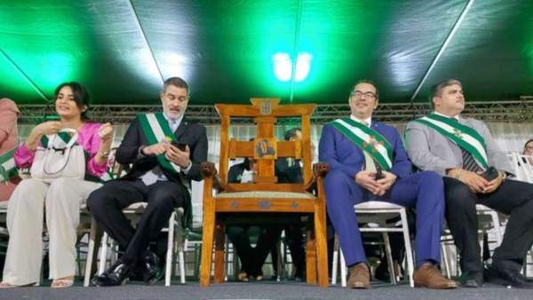 Pusieron una silla vacía simbólica para respetar la presencia del gobernador Fernando Camacho que se encuentra recluido en La Paz. Foto: El Deber