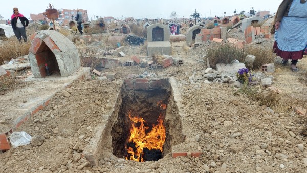 Tras exhumación del cadaver, familiares quemaron la ropa del difunto en la misma tumba. Foto: ANF