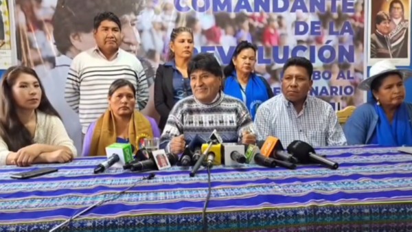 Evo Morales presentó el audio en conferencia de prensa.