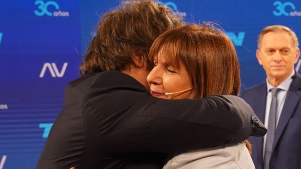 Javier Milei y Patricia Bullrich en un abrazo en la cadena de televisión TN.   Foto: El Cronista