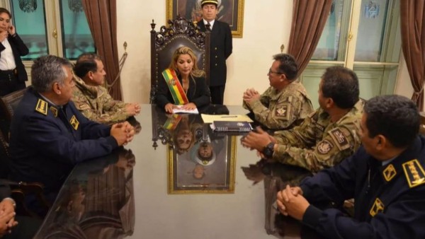 Jeanine Áñez reunida con jefes militares durante su gobierno interino.