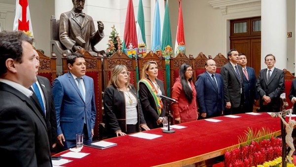 La expresidenta Jeanine Añez junto a magistrados del Órgano Judicial. Foto. Internet