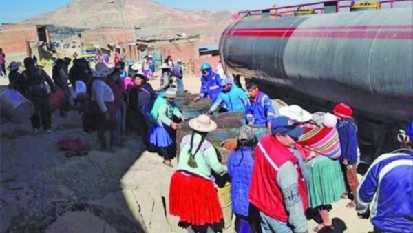 La población de zonas altas en Potosí hacen fila para recibir agua. Foto: Internet
