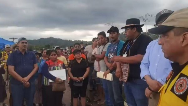 Los pobladores de Yucumo sostiene una reunión con el viceministro de Agua y Saneamiento, Yerson Carballo. Foto: Captura