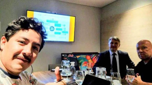 Marcelo Arce, hijo del presidente Luis Arce, supuestamente sosteniendo una reunión con empresarios extranjeros. Foto: RRSS