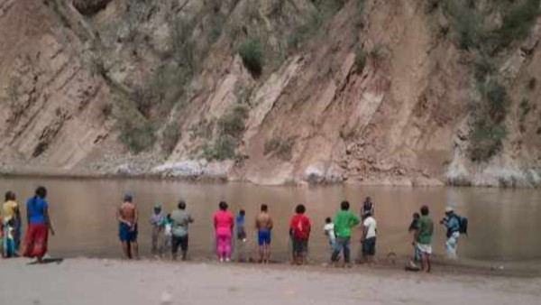Pobladores en el río Pilcomayo. Foto: OCMAL