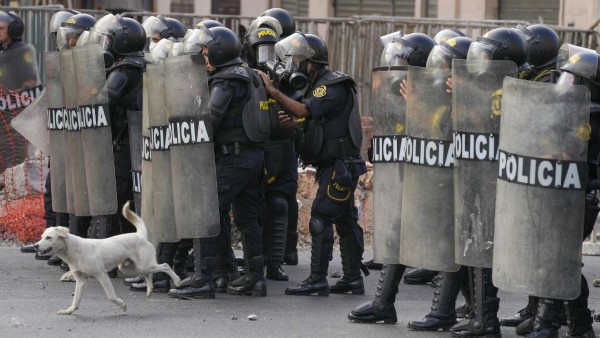 Policías de Perú durante la crisis social y política en Perú.