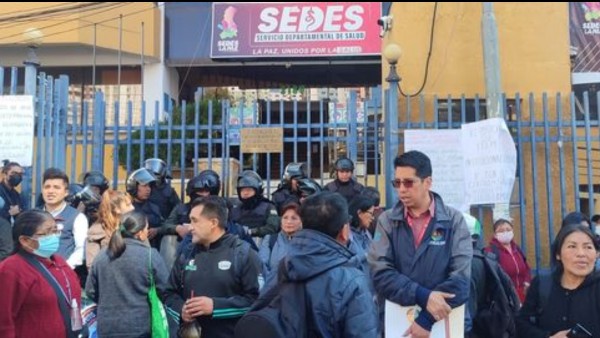 Protesta en puertas del Sedes. Foto: Sirmes La Paz