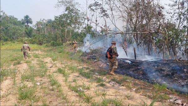 Soldados de las Fuerzas Armadas sofocan los incendios en Rurrenabaque. Foto: Alcaldía de Rurrenabaque.