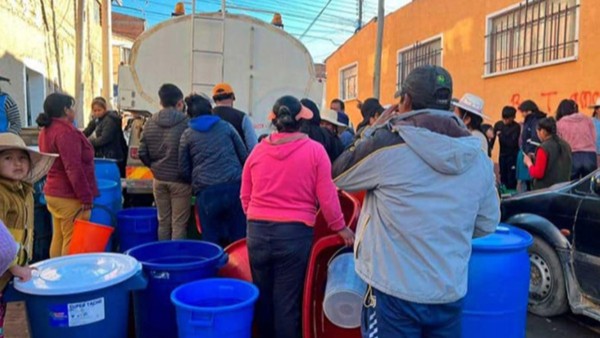 Un carro cisterna abastece de agua en la ciudad de Potosí. Foto: RRSS