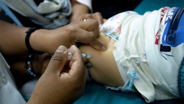 Vacunan a una niña. Foto: Ministerio de Salud