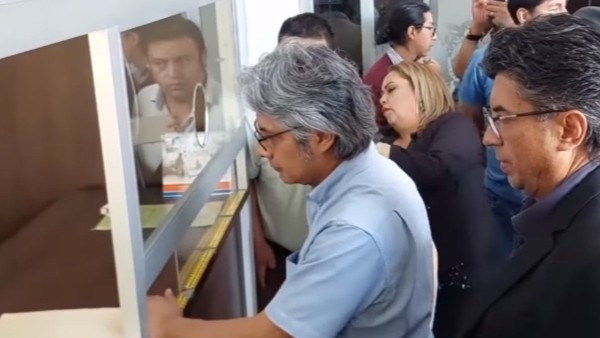 Wilfredo Chávez y otros abogados llegaron a la Fiscalía General del Estado en Sucre. Foto: captura video