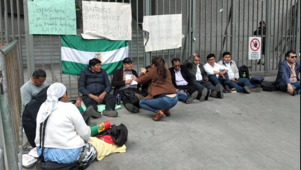 Amdecruz instaló una vigilia en la puerta de la ALP exigiendo la aprobación del PGE reformulado. Foto: RRSS