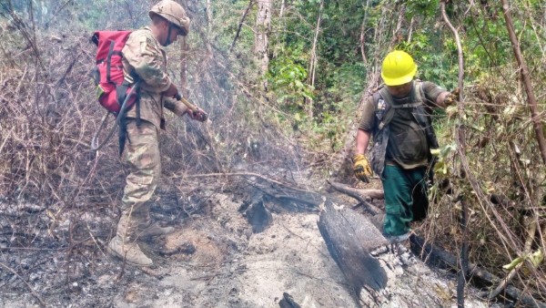 Apagan el fuego en zonas donde hay incendios. Foto: Bolivia TV