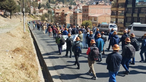 Auríferos descienden por la avenida Naciones Unidas rumbo al centro de la ciudad de La Paz. Foto: ANF