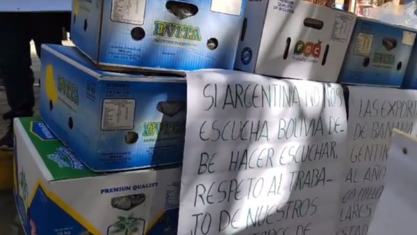 Cajas de bananas en la Embajada Argentina