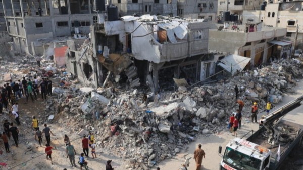 Edificios destruidos tras bombardeos israelíes en la Franja de Gaza.