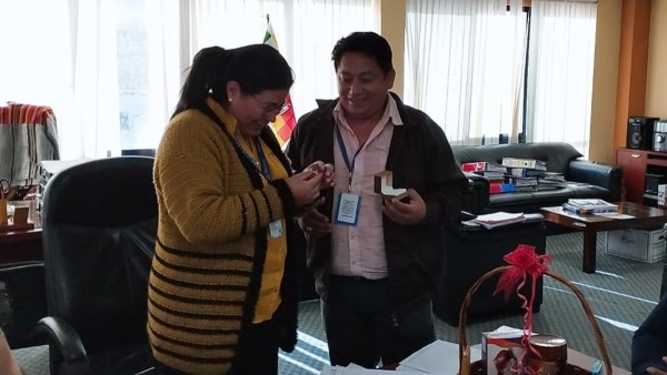El alcalde de Tipuani hace entrega del anillo a la directora del Fondo de Desarrollo Indígena. Foto: Cortesía