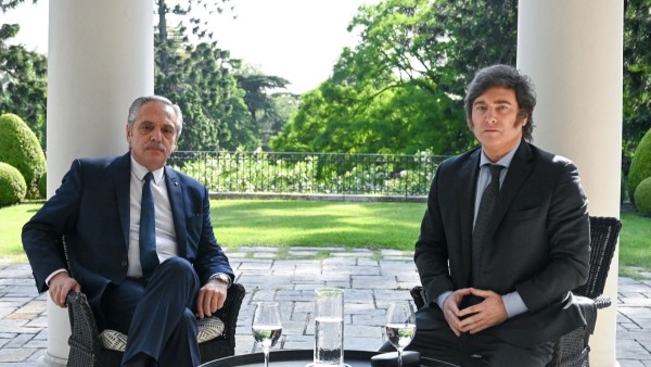 El presidente de Argentina, Alberto Fernández, y mandatario electo Javier Milei.