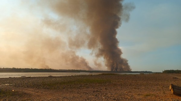 Incendio en Isla Grande del municipio de Rurrenabaque. Foto: RIO TV - Red Amazónica