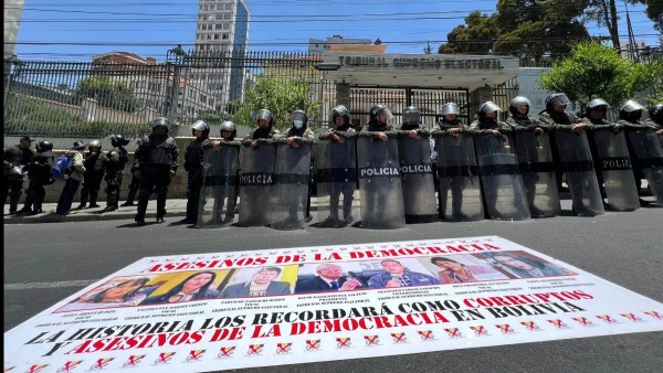 La Policía resguarda el TSE porque afines a Evo Morales protestaron cerca de esas instalaciones. Foto: MAS