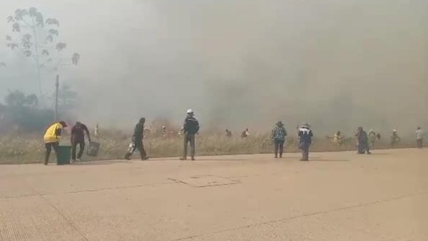 Los trabajadores de EASBA intentan sofocar los incendios en los cultivos de caña. Foto: Rio Televisión.