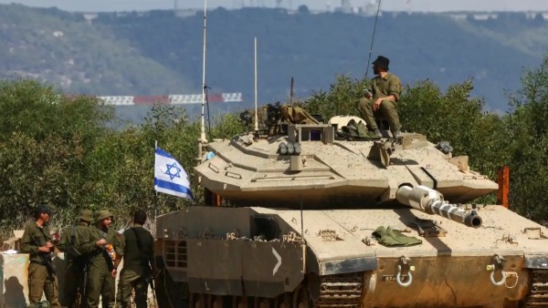 Militares en un tanque israelí.
