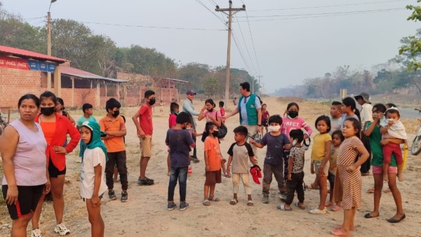 Niños del Cebú, comunidad aledaña a Rurrenabaque, agrupados para resguardar la seguridad ante el avance del fuego. Foto: rciardo Gutiérrez