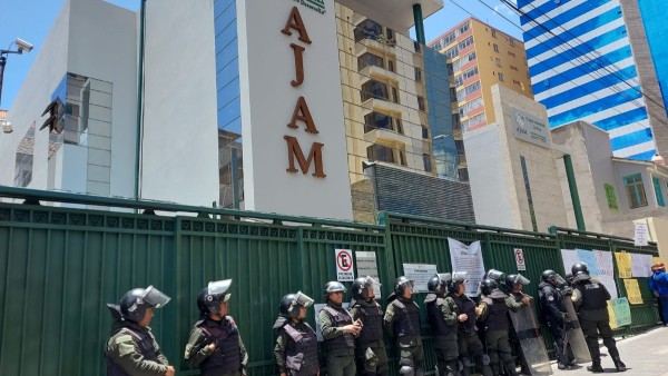 Resguardo policial en predios de la AJAM. Foto: ANF