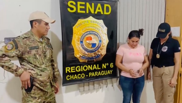 Reyna Gozme de polera rosada detenida en Paraguay. Foto: SENAD Paraguay