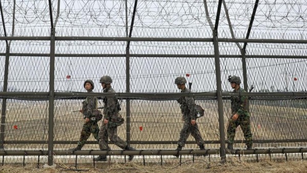 Soldados surcoreanos vigilian la zona militarizada DMZ en la frontera con Corea del Norte.
