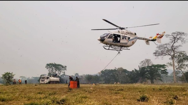 Un helicóptero carga agua para sofocar incendios. Foto: Facebook Presidente Arce