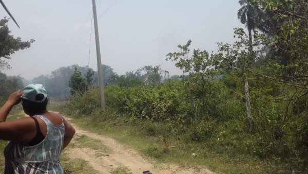 Una pobladora ve la humareda en el TIM. Foto: Cortesía