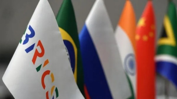 Banderas de los países que son parte del grupo de los BRICS.