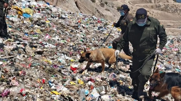 Búsqueda de canes en el vertedero de Alpacoma. Foto: Policía Boliviana