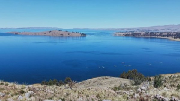 El lago Titicaca registró su mínimo histórico debido a la intensa sequía. Correo del Sur