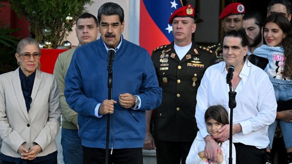 El presidente de Venezuela, Nicolás Maduro, junto a Alex Saab (camisa blanca).