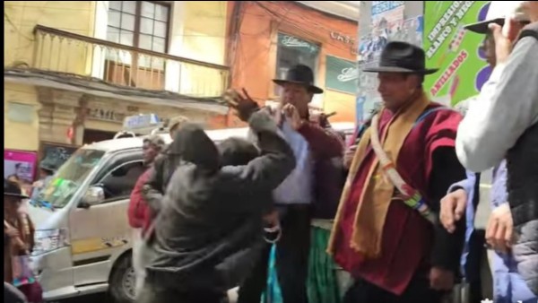 Evistas y arcistas se agredieron afuera de juzgados en La Paz. Foto: Captura