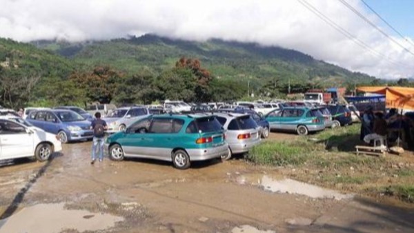 Feria de autos ilegales en Caranavi