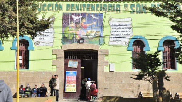 Frontis del penal de San Pedro de Oruro.