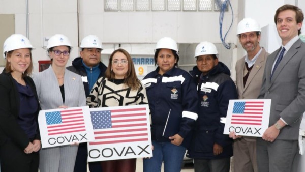 La Encargada de Negocios de EE.UU en Bolivia y personal del PAI. Foto: Embajada