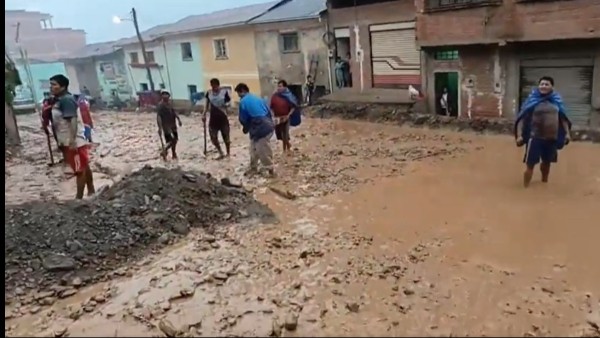 Los pobladores de Las Mercedes intentan desviar la mazamorra para que no ingresen a sus casas. Foto: Captura