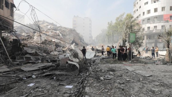 Los restos de un edificio tras un bombardeo israelí en la Franja de Gaza.