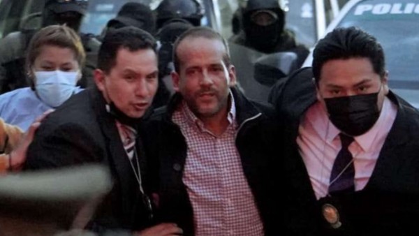 Luis Fernando Camacho cuando fue detenido y trasladado a La Paz. Foto: APG