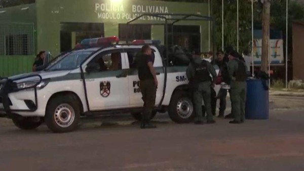 Un contingente policial ingresó hasta el lugar donde ocurrió los avasallamientos de tierras en Guarayos. Foto: Unitel