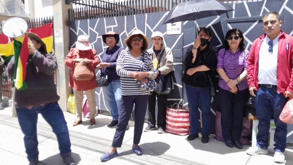 Un grupo de activistas llegó a la puerta del penal de Miraflores para saludar a Añez. Foto: Dip. Astorga