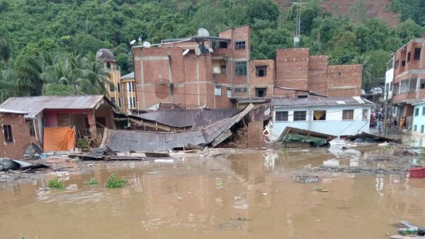 Agua destruye casas en Tipuani