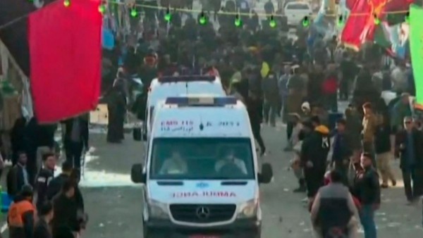 Ambulancias auxilian a las víctimas del doble atentado en Kermán (sur).