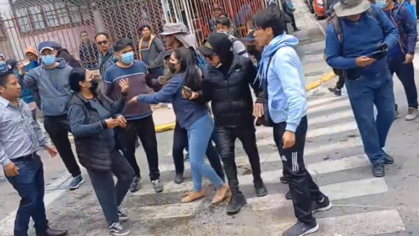 Arcistas y evistas se agredieron por la elección en la Brigada Parlamentaria de Oruro. Foto: Captura.